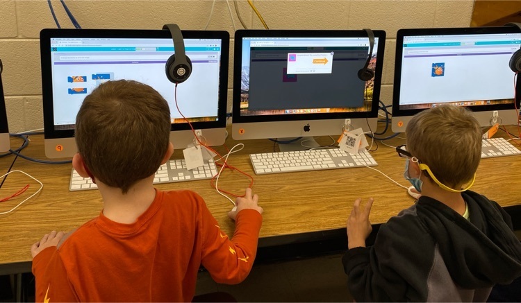 Kindergarten learning to use a mouse